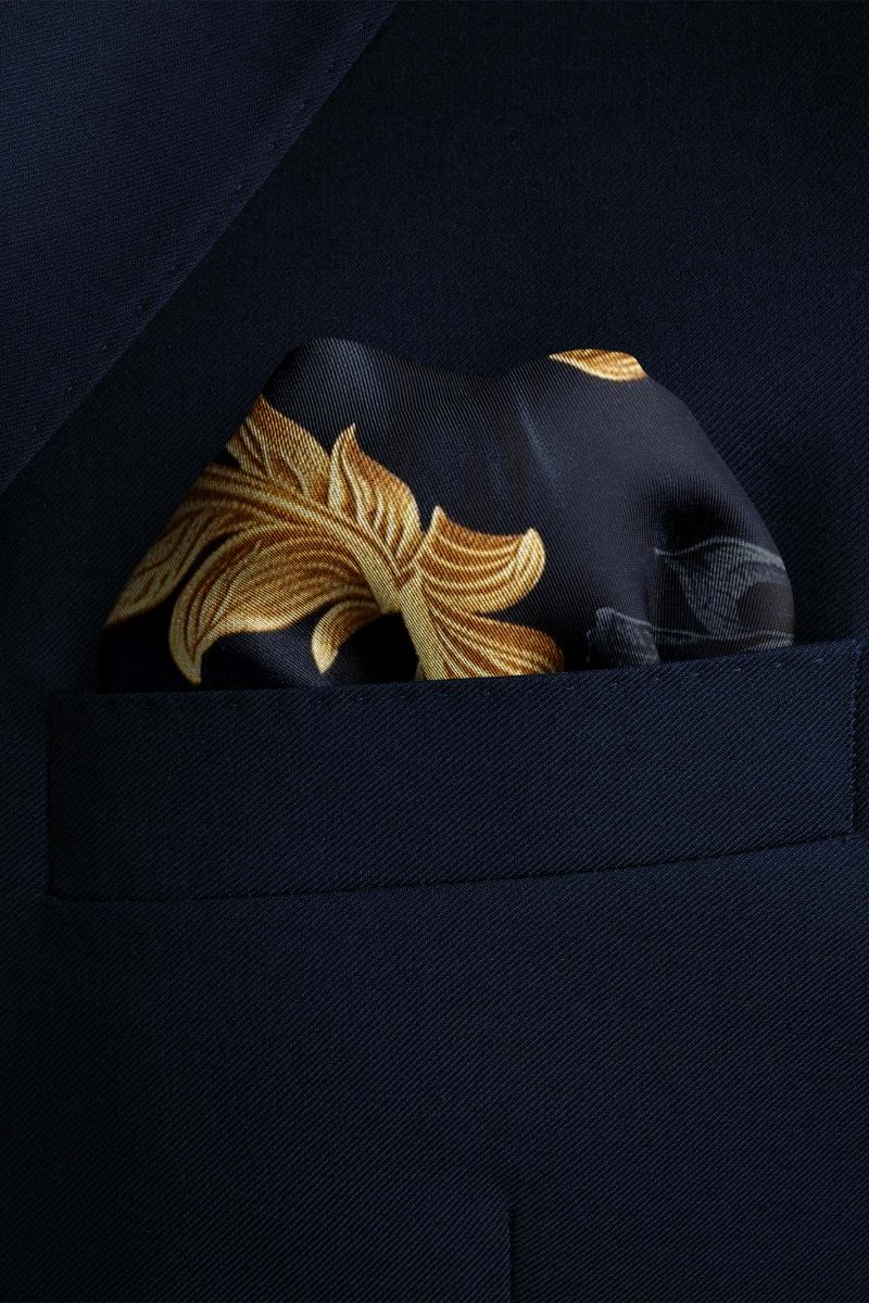 Black Wolf - GENERATIVE SILK POCKET SQUARE - BLACK - SILK - 1 Piece